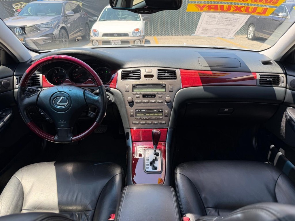 Lexus ES 300 Vehicle Full-screen Gallery Image 22