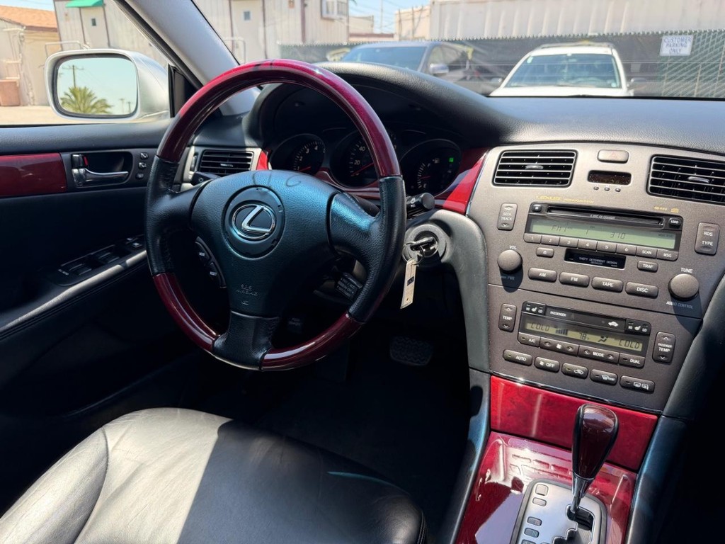 Lexus ES 300 Vehicle Full-screen Gallery Image 23