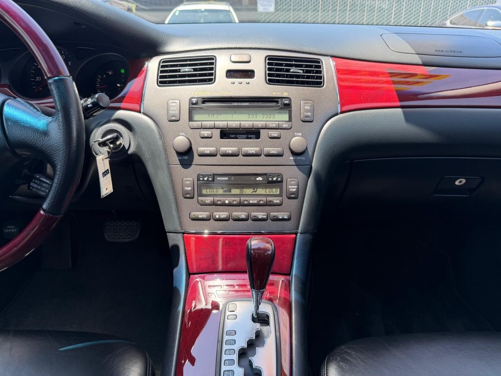 Lexus ES 300 Vehicle Full-screen Gallery Image 24