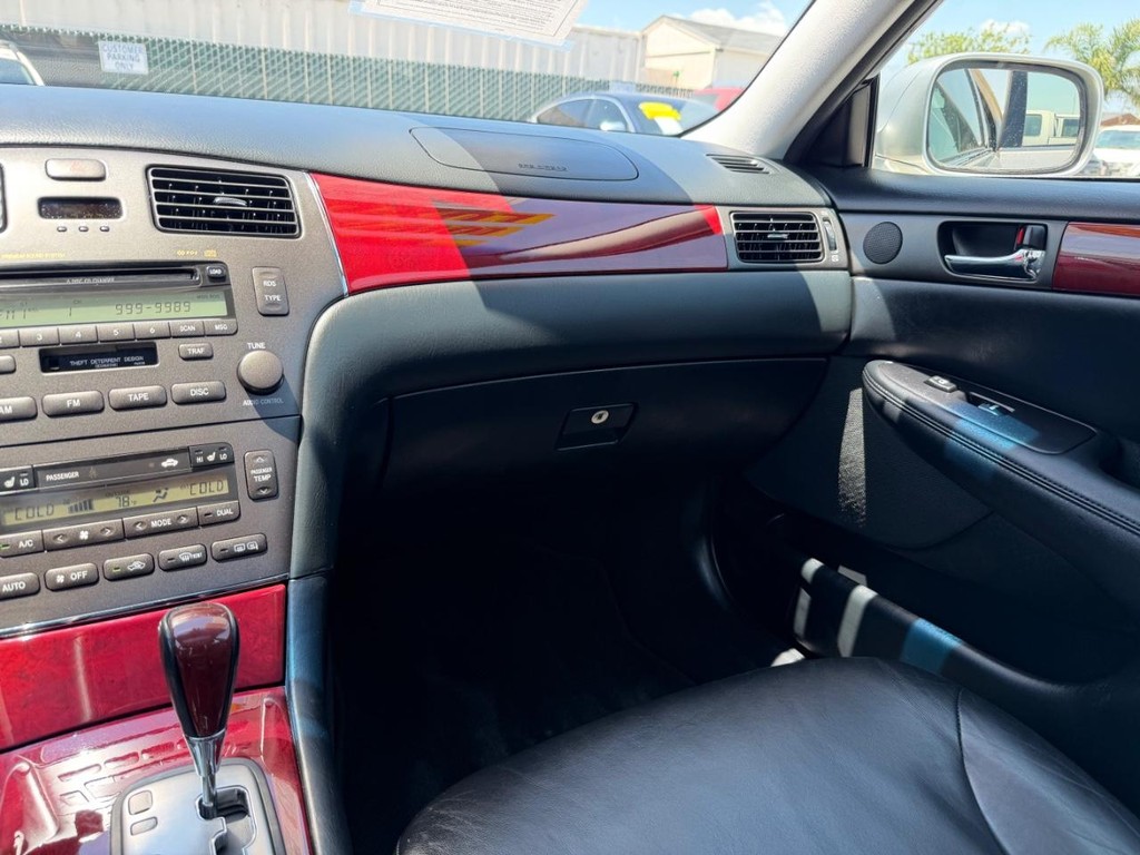 Lexus ES 300 Vehicle Full-screen Gallery Image 25