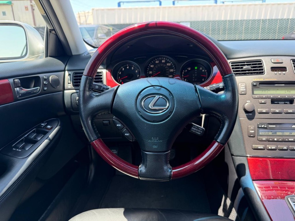 Lexus ES 300 Vehicle Full-screen Gallery Image 26