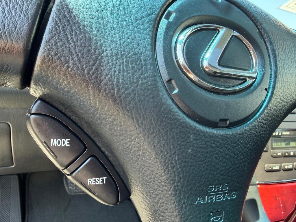Lexus ES 300 Vehicle Full-screen Gallery Image 27