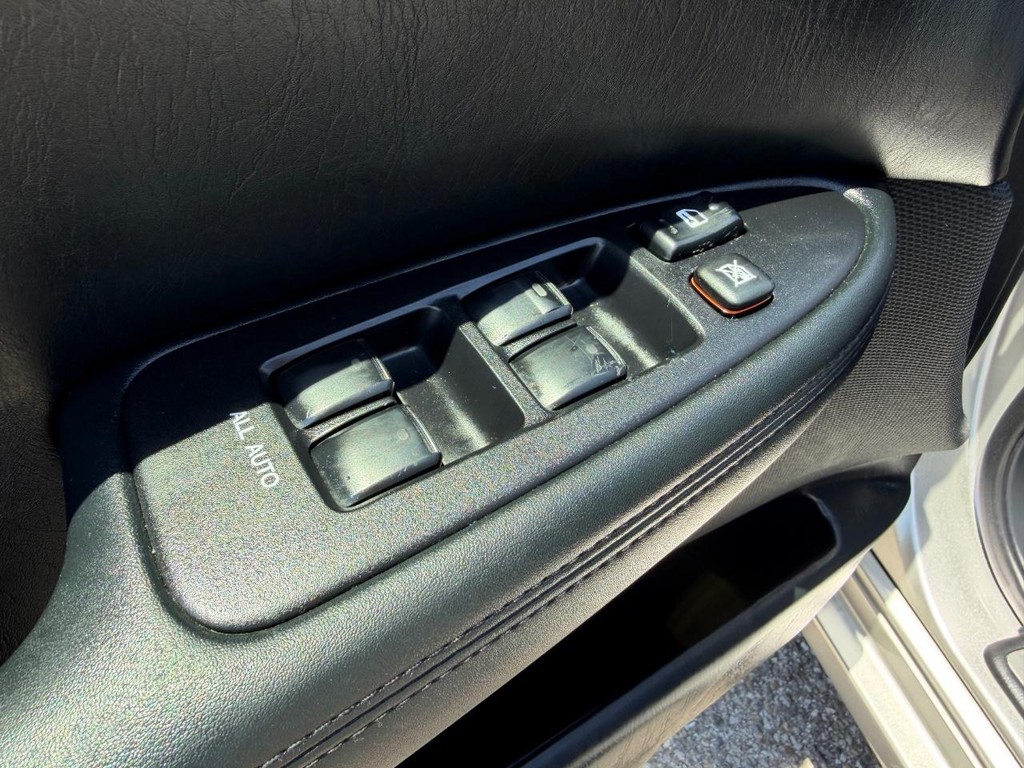 Lexus ES 300 Vehicle Full-screen Gallery Image 31
