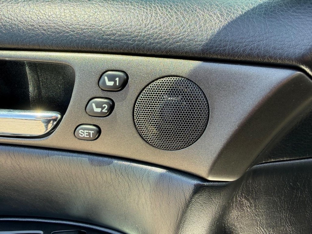 Lexus ES 300 Vehicle Full-screen Gallery Image 32