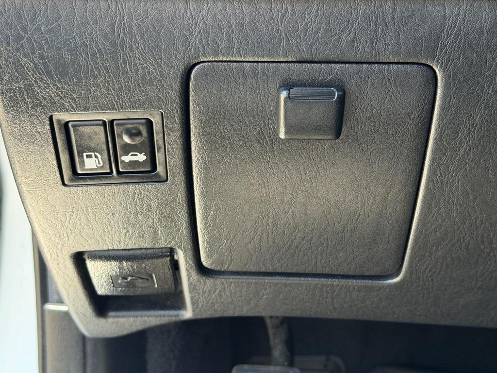 Lexus ES 300 Vehicle Full-screen Gallery Image 34