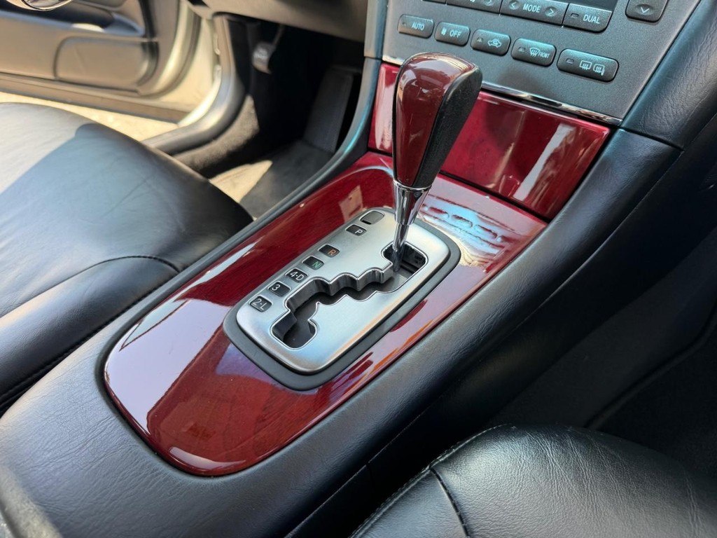 Lexus ES 300 Vehicle Full-screen Gallery Image 37