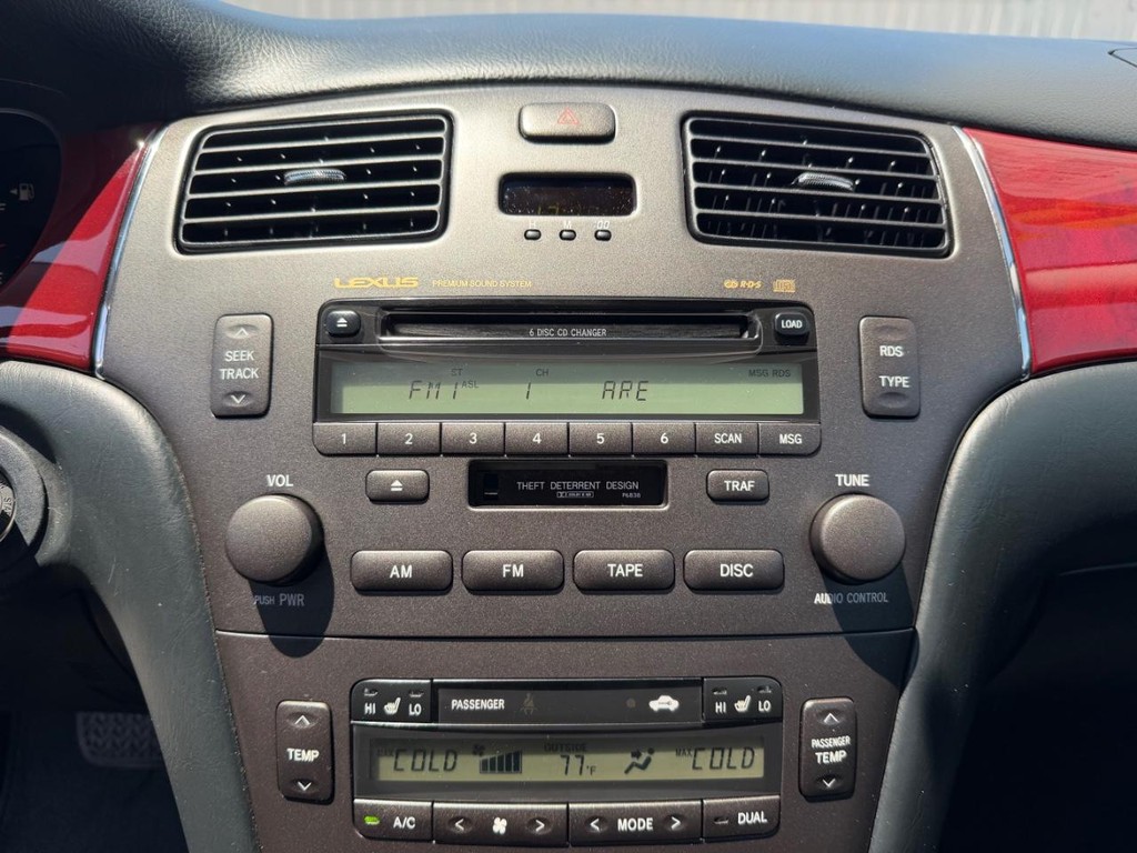 Lexus ES 300 Vehicle Full-screen Gallery Image 38
