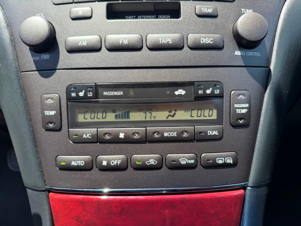 Lexus ES 300 Vehicle Full-screen Gallery Image 39