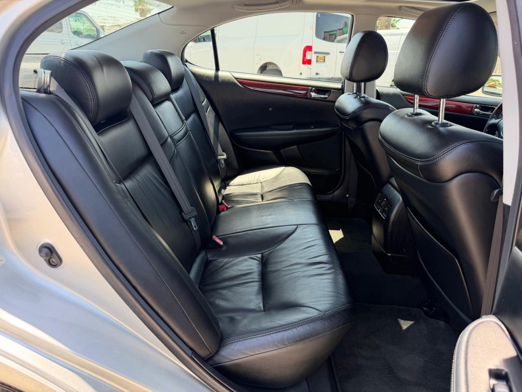 Lexus ES 300 Vehicle Full-screen Gallery Image 43