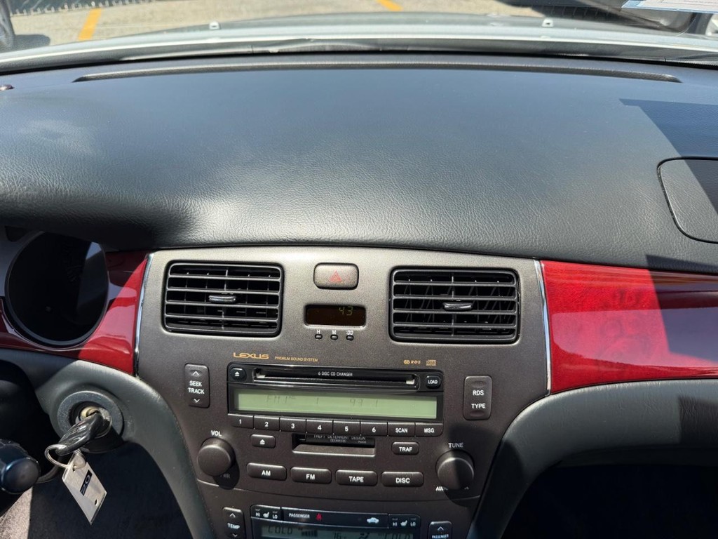 Lexus ES 300 Vehicle Full-screen Gallery Image 47