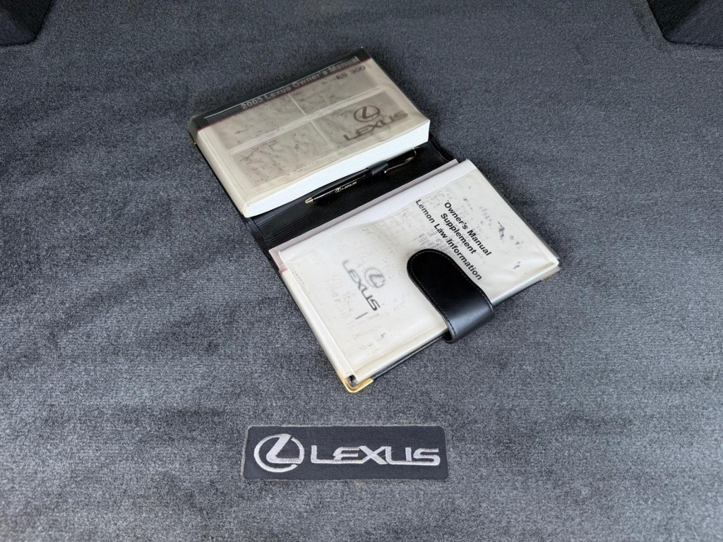 Lexus ES 300 Vehicle Full-screen Gallery Image 52