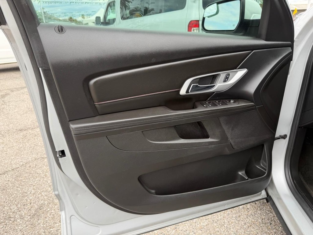 GMC Terrain Vehicle Full-screen Gallery Image 14