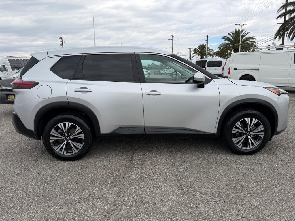 Nissan Rogue Vehicle Full-screen Gallery Image 05