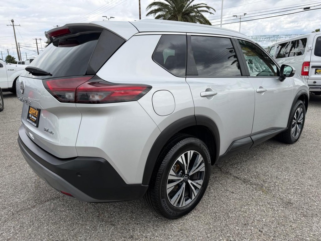 Nissan Rogue Vehicle Full-screen Gallery Image 06