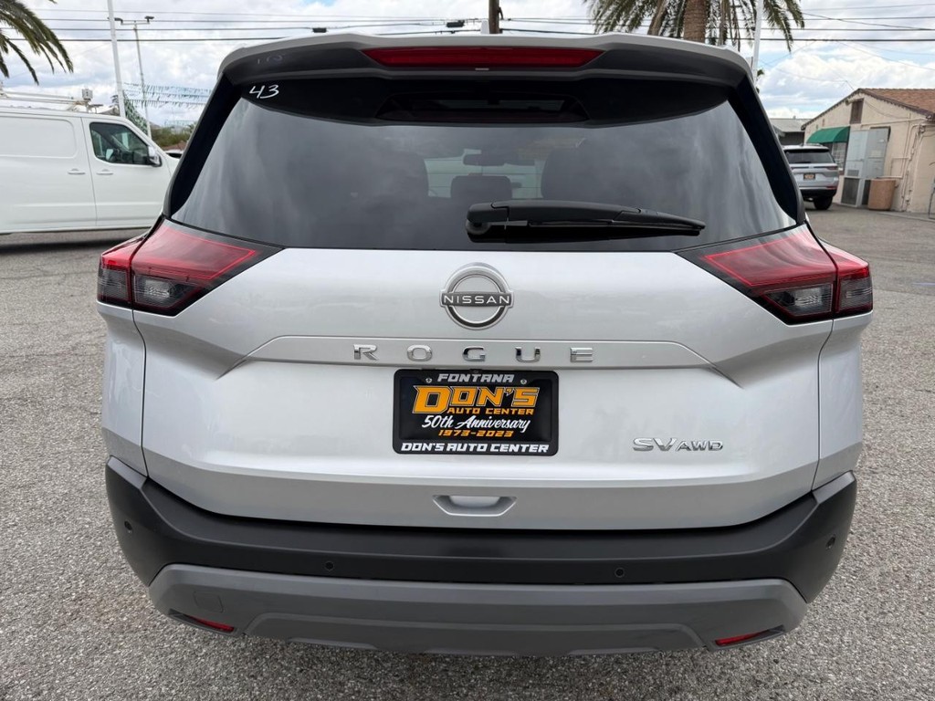 Nissan Rogue Vehicle Full-screen Gallery Image 08