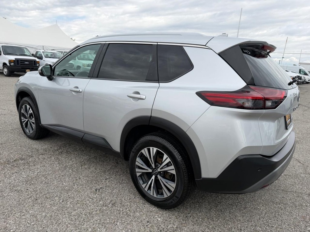 Nissan Rogue Vehicle Full-screen Gallery Image 09