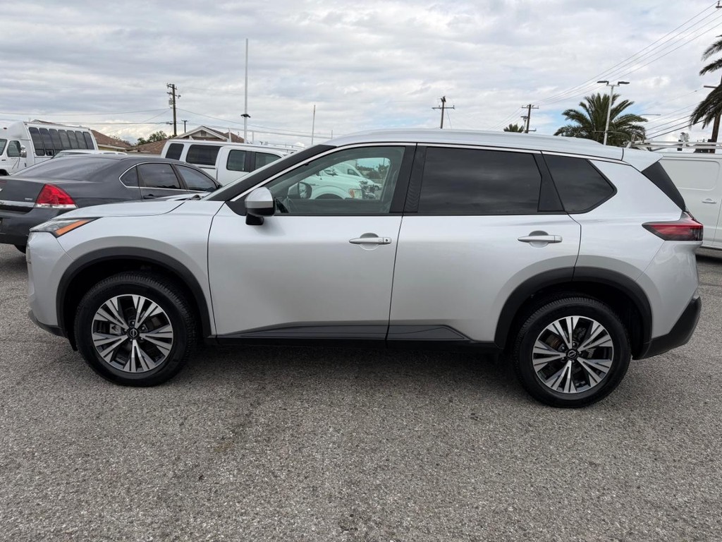 Nissan Rogue Vehicle Full-screen Gallery Image 11