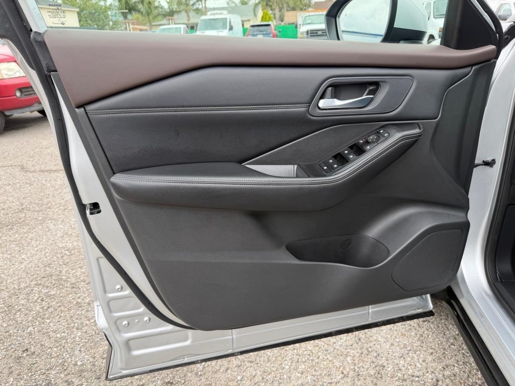Nissan Rogue Vehicle Full-screen Gallery Image 15