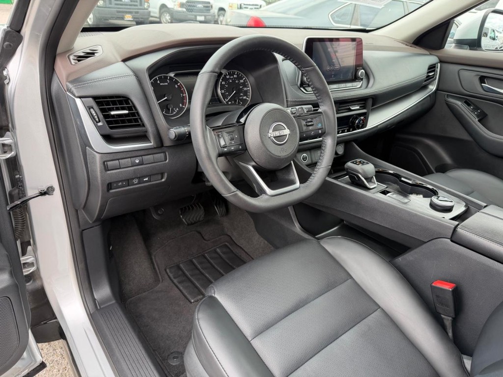 Nissan Rogue Vehicle Full-screen Gallery Image 16