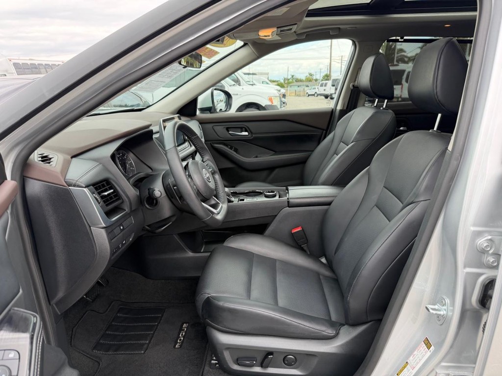 Nissan Rogue Vehicle Full-screen Gallery Image 17