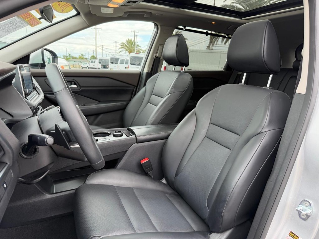 Nissan Rogue Vehicle Full-screen Gallery Image 18