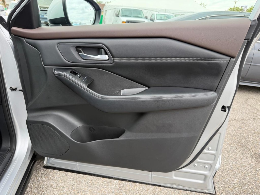 Nissan Rogue Vehicle Full-screen Gallery Image 19