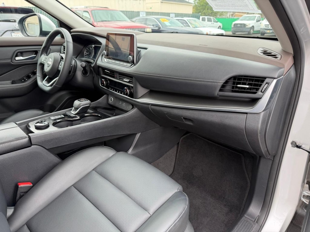 Nissan Rogue Vehicle Full-screen Gallery Image 20