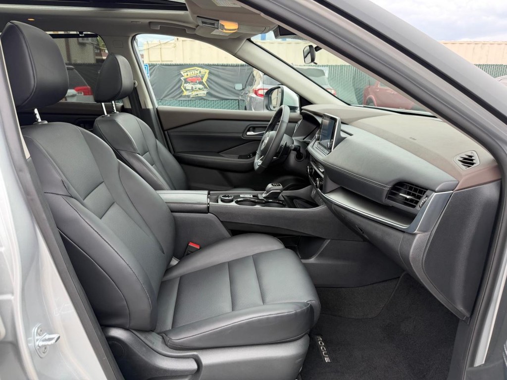 Nissan Rogue Vehicle Full-screen Gallery Image 21