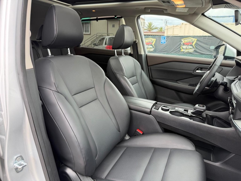 Nissan Rogue Vehicle Full-screen Gallery Image 22