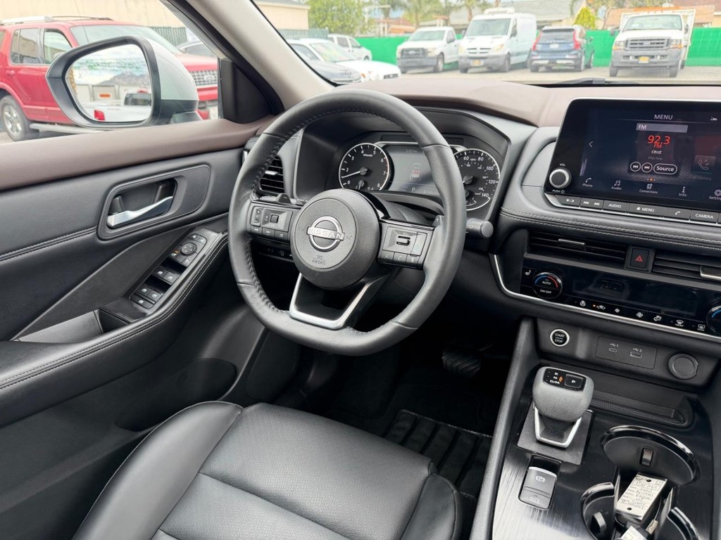 Nissan Rogue Vehicle Full-screen Gallery Image 24