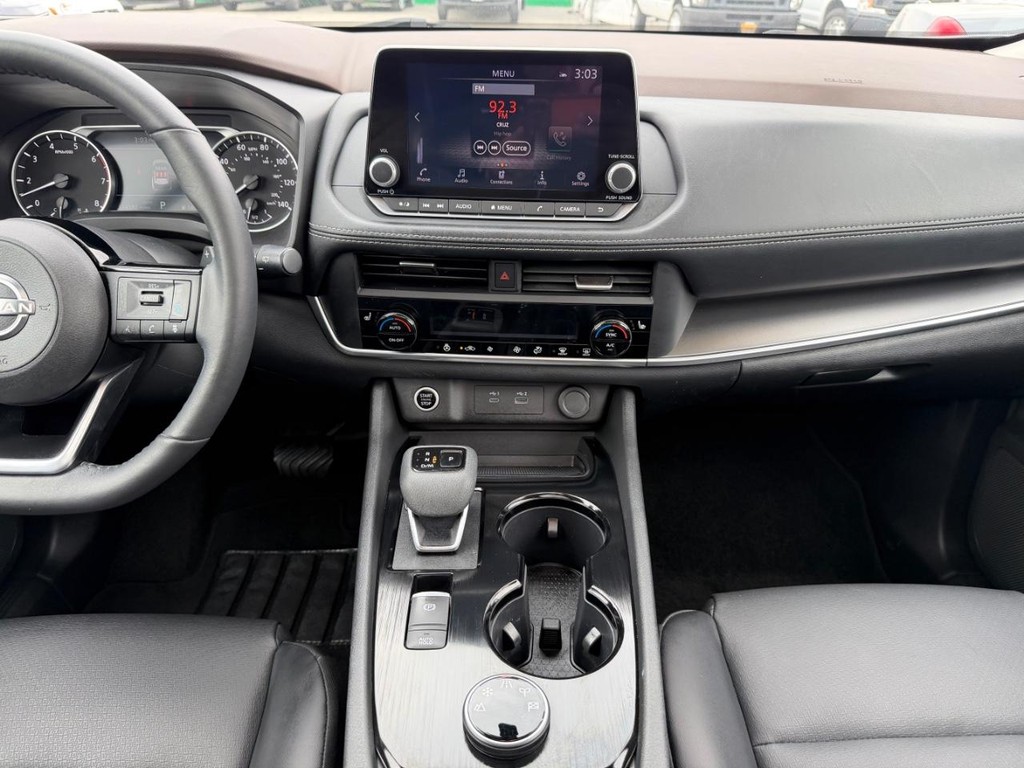 Nissan Rogue Vehicle Full-screen Gallery Image 25