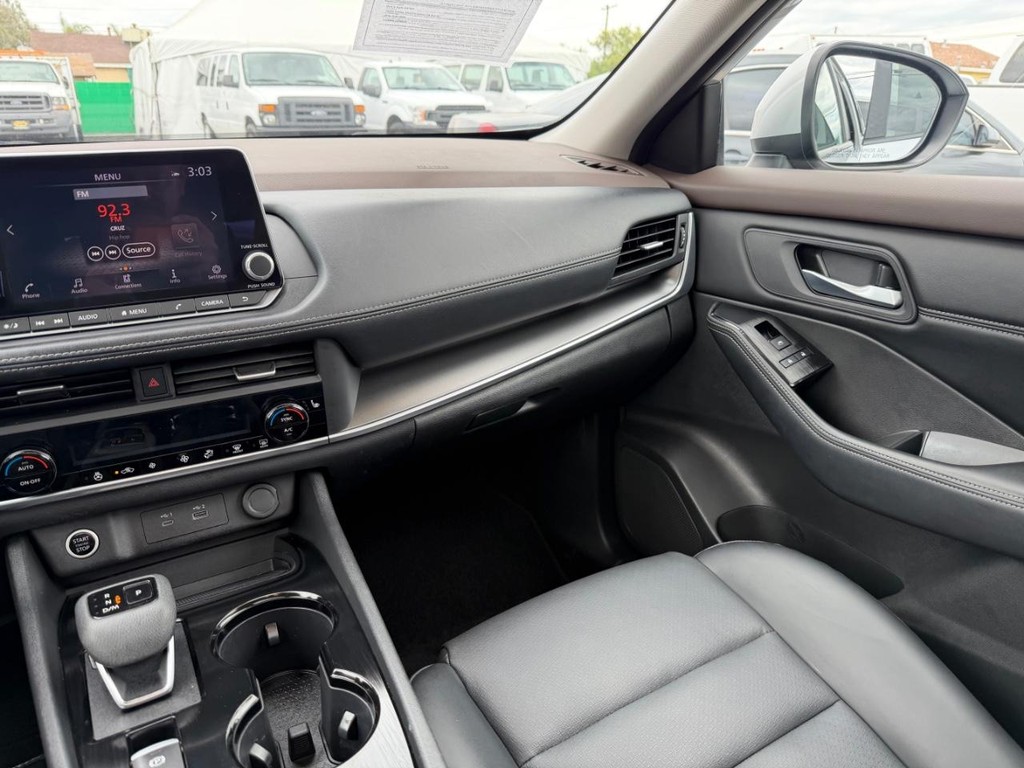 Nissan Rogue Vehicle Full-screen Gallery Image 26