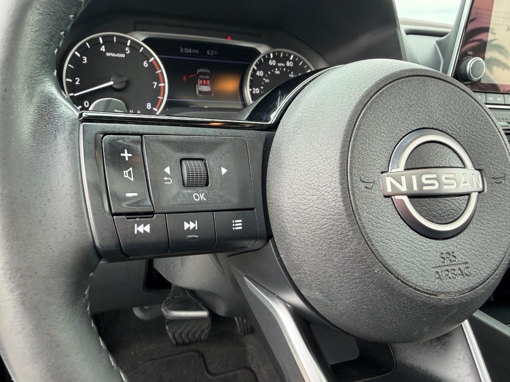 Nissan Rogue Vehicle Full-screen Gallery Image 28