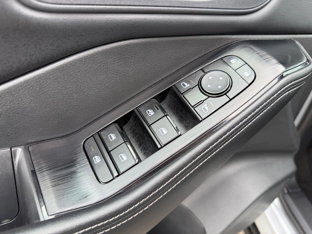 Nissan Rogue Vehicle Full-screen Gallery Image 31