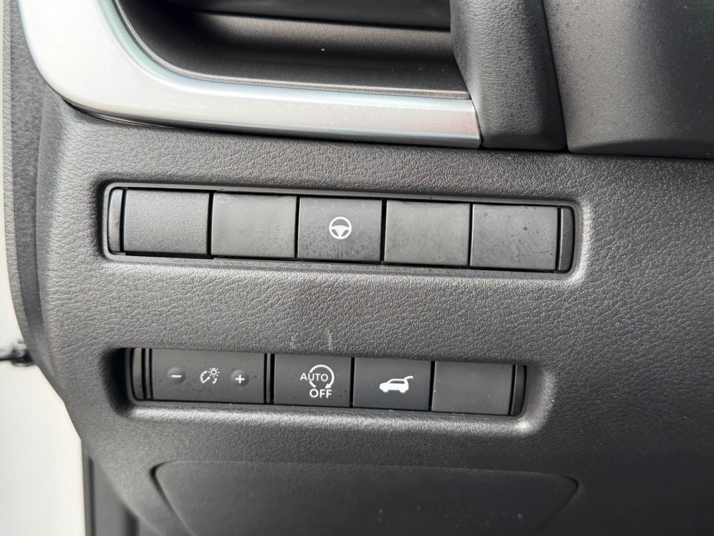 Nissan Rogue Vehicle Full-screen Gallery Image 32