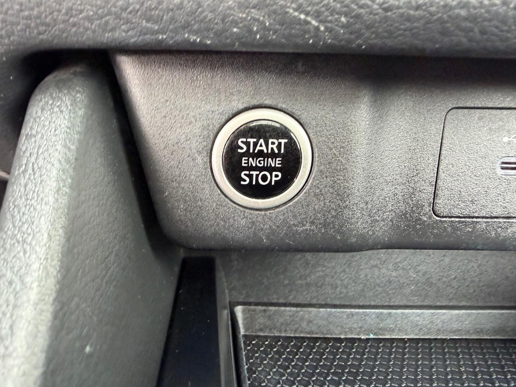 Nissan Rogue Vehicle Full-screen Gallery Image 33