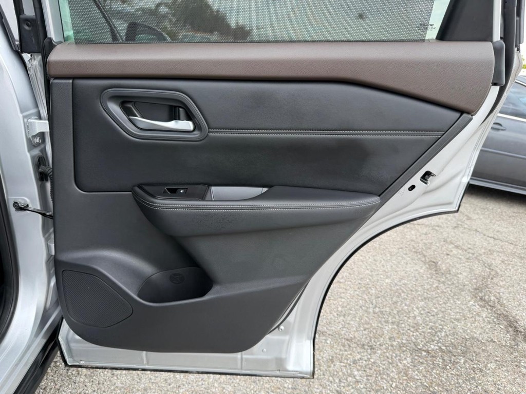 Nissan Rogue Vehicle Full-screen Gallery Image 35