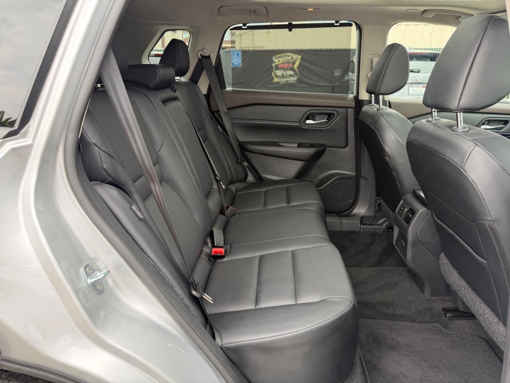 Nissan Rogue Vehicle Full-screen Gallery Image 36