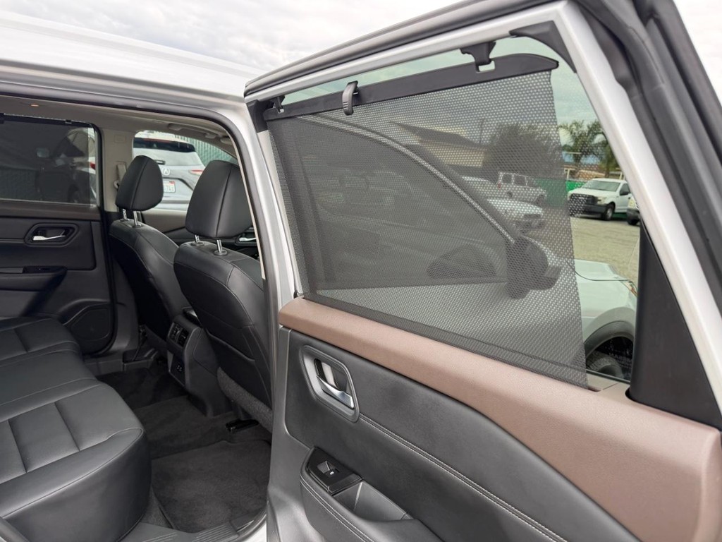 Nissan Rogue Vehicle Full-screen Gallery Image 37
