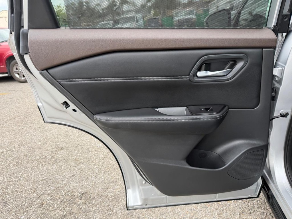 Nissan Rogue Vehicle Full-screen Gallery Image 38