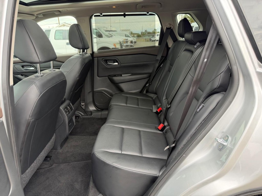 Nissan Rogue Vehicle Full-screen Gallery Image 39