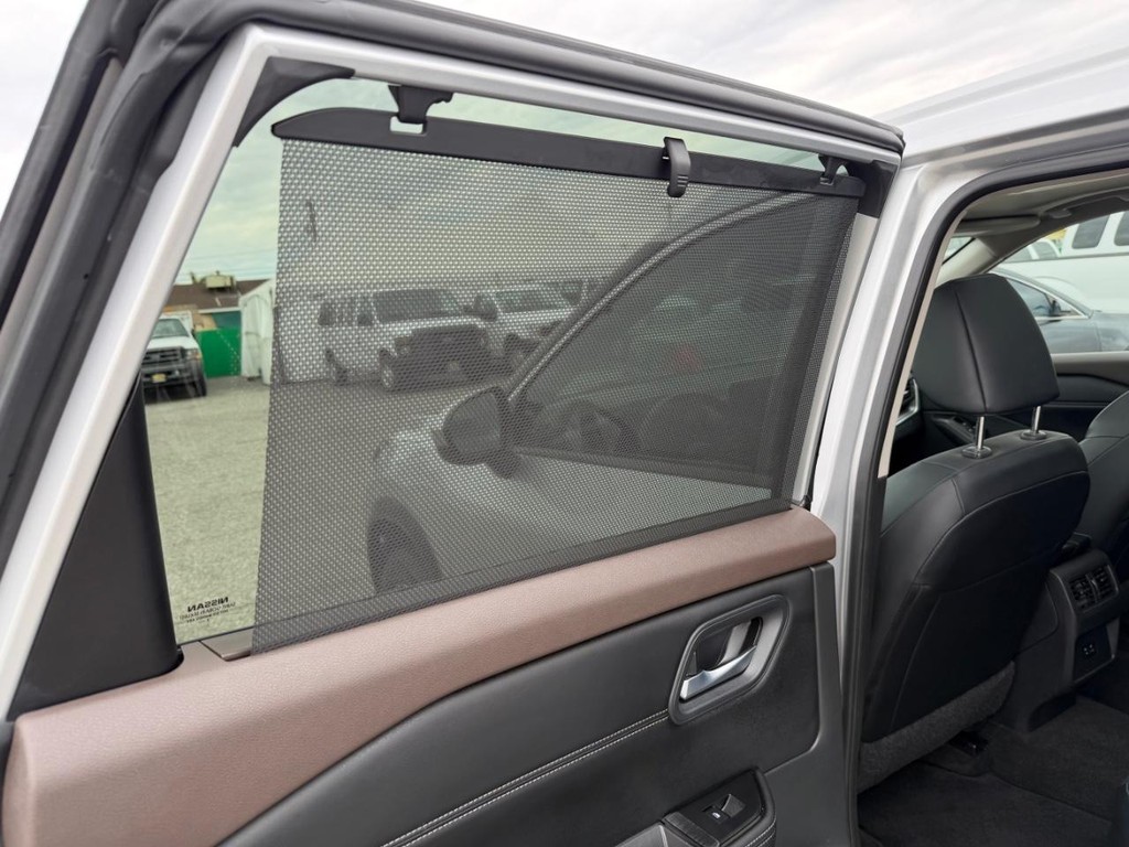 Nissan Rogue Vehicle Full-screen Gallery Image 40