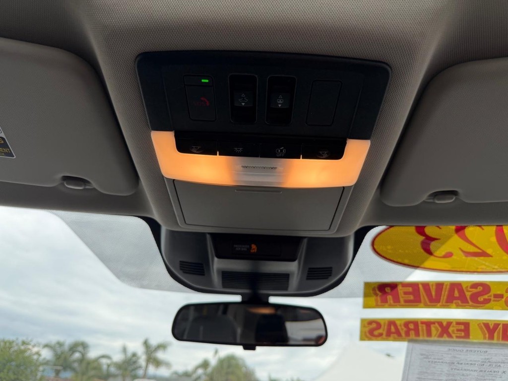 Nissan Rogue Vehicle Full-screen Gallery Image 41