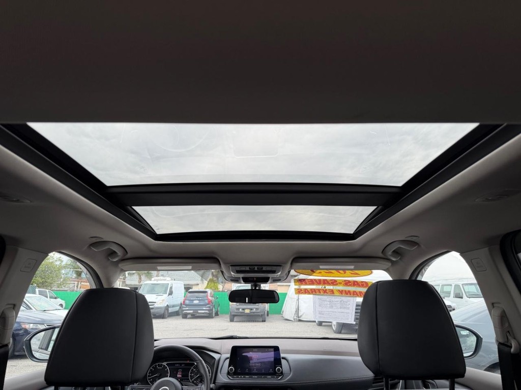 Nissan Rogue Vehicle Full-screen Gallery Image 42
