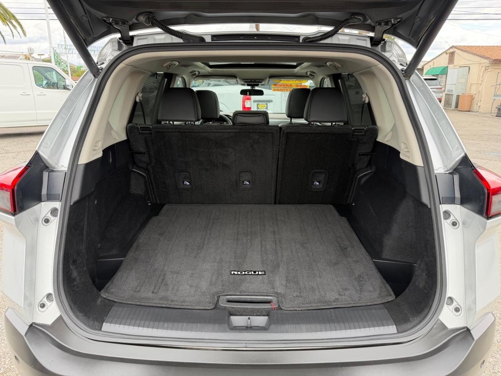 Nissan Rogue Vehicle Full-screen Gallery Image 44