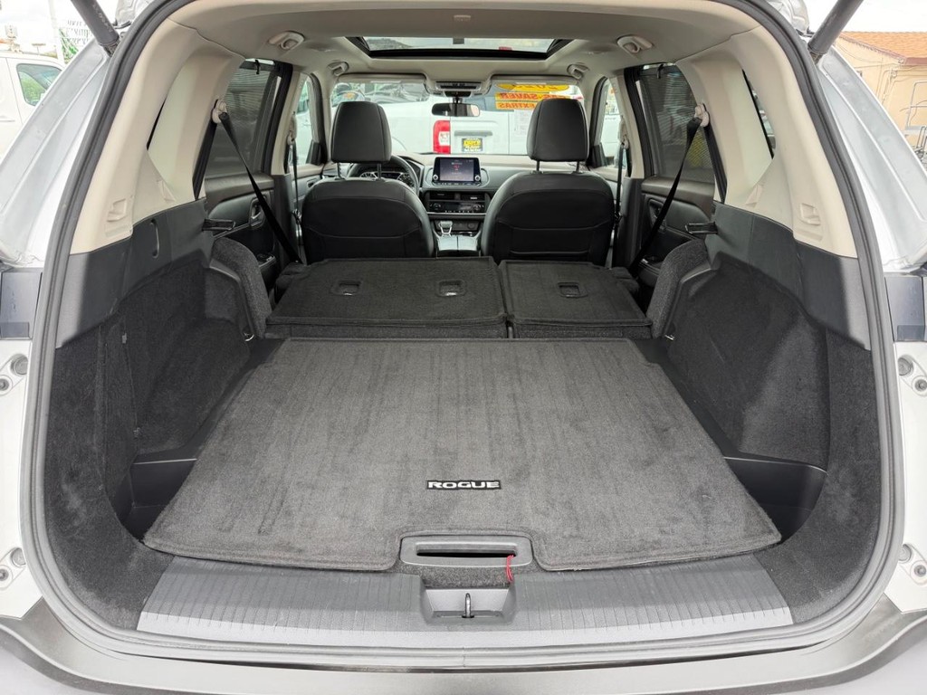 Nissan Rogue Vehicle Full-screen Gallery Image 45