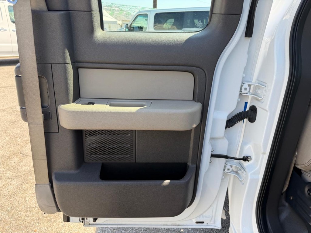 Ford F-150 Vehicle Full-screen Gallery Image 25