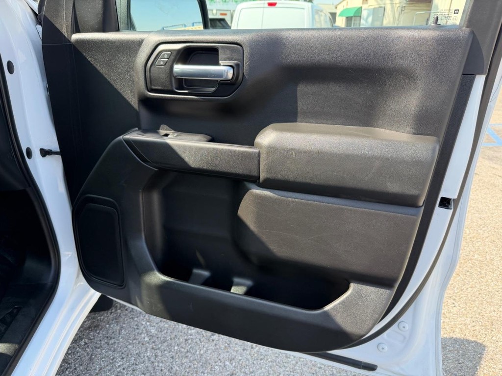 Chevrolet Silverado 1500 Vehicle Full-screen Gallery Image 24