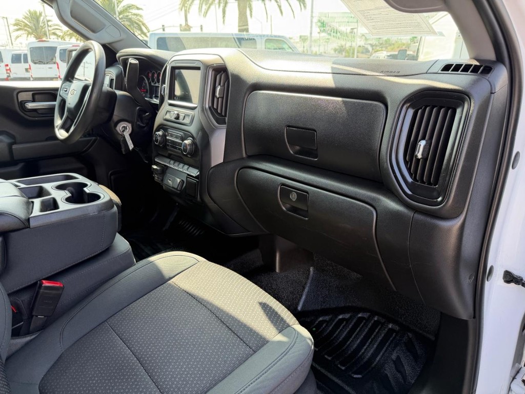 Chevrolet Silverado 1500 Vehicle Full-screen Gallery Image 25