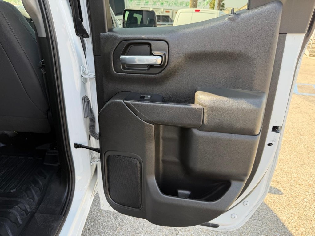 Chevrolet Silverado 1500 Vehicle Full-screen Gallery Image 35